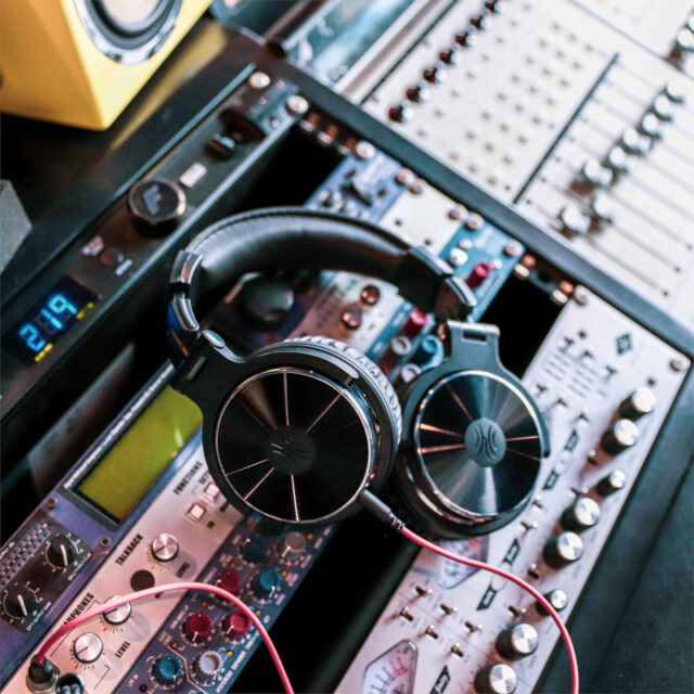 Oneodio Pro 10 Professional Wired Over Ear DJ and Studio Monitoring Headphones – BK-Wolf Media Store